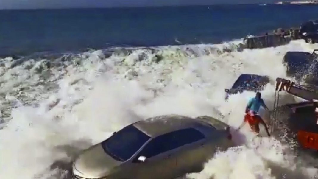 Tidal wave crashes cars in Puerto Cabello, Venezuela in video - Strange ...