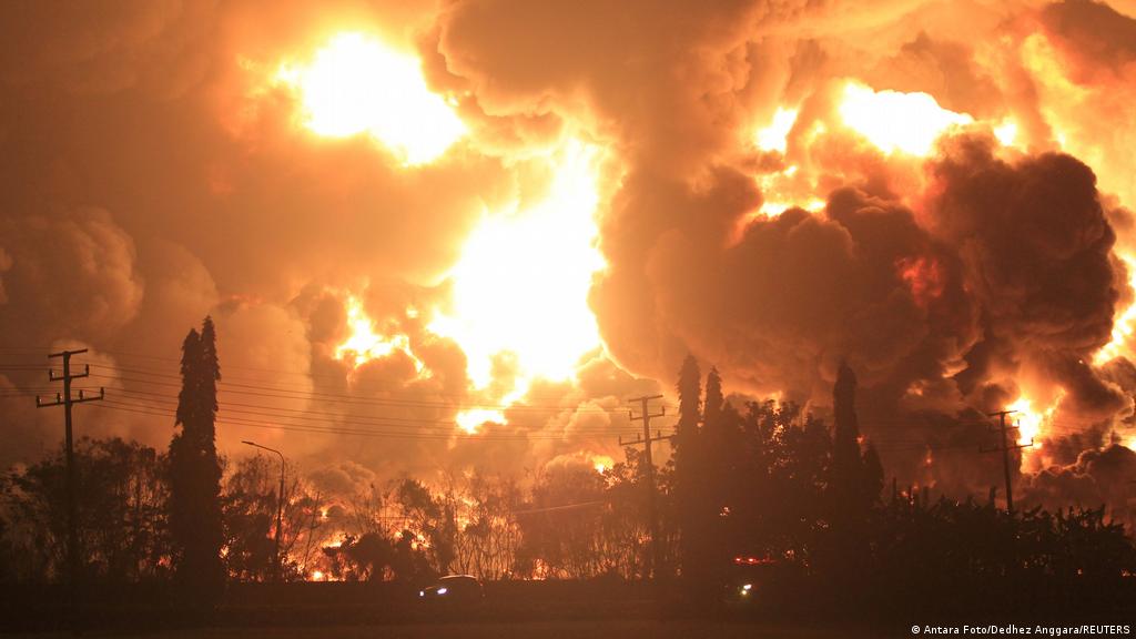 massive explosion oil refinery indonesia, massive explosion oil refinery indonesia video, massive explosion oil refinery indonesia pictures