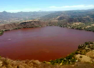 Santa María del Oro lagoon changes red in Mexico