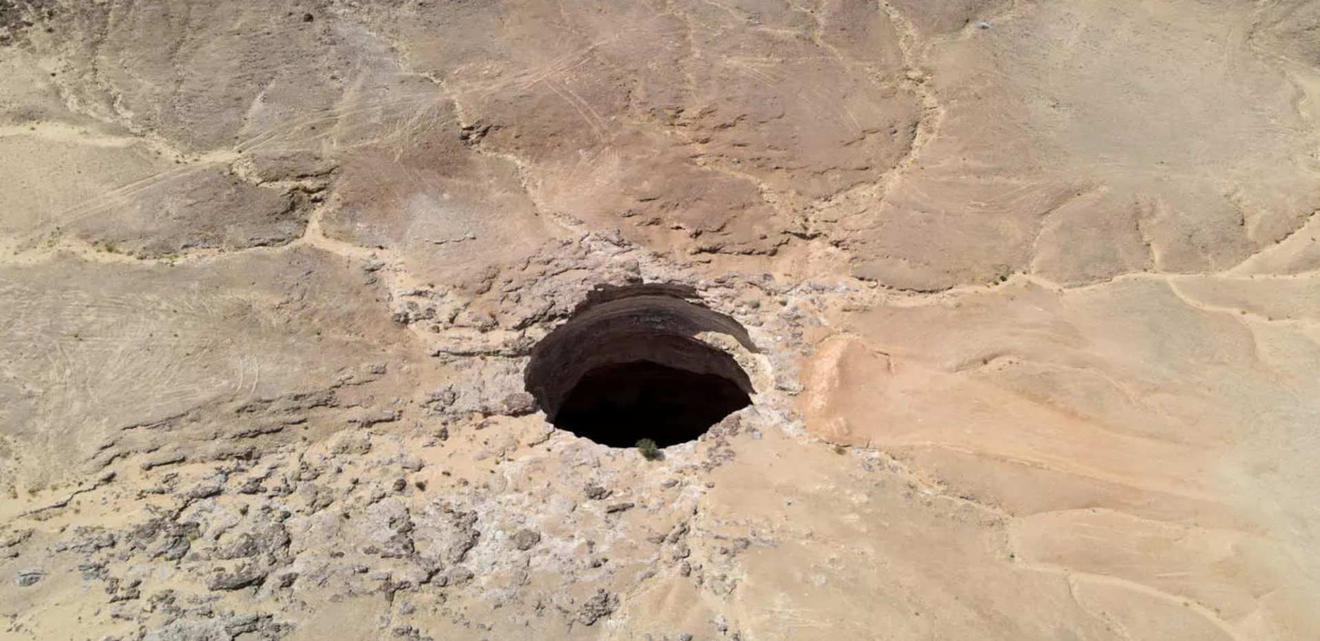 Well of Barhout, Well of Hell, yemen, The Well of Barhout also known as the Well of Hell in the desert of Yemen Al-Mahra province