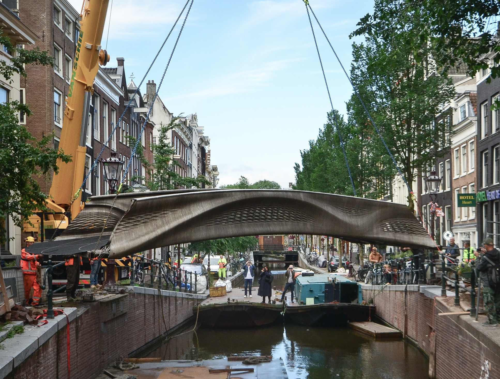 First bridge. Мост в Амстердаме 3d принтер. Мост напечатанный на 3d принтере Амстердам. Habitable Bridge Амстердам. Амстердам мост 15 мостов.