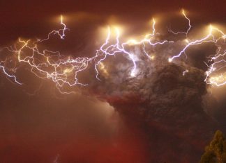 What is behind the natural phenomenon of volcanic lightning