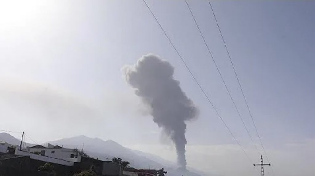 la palma volcano erupts again after a brief stop on September 27 2021
