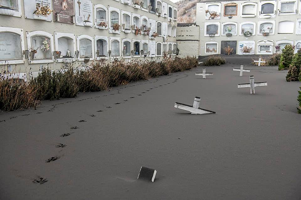 Cemetery burined under tons of ash from volcanic eruption in La Palma