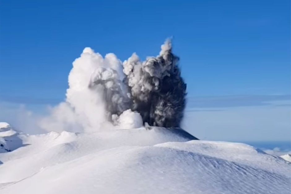 ebeko volcano eruption