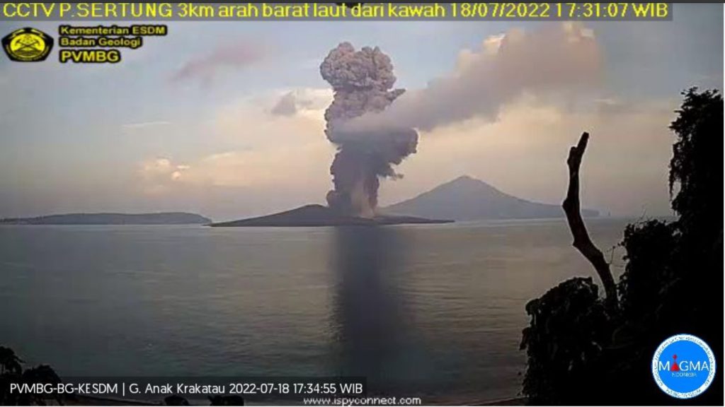 Anak Krakatau eruption on 18.07.2022 at 17:31 Picture: PVMBG / Magma Indonesia webcam