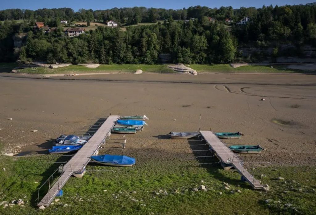 Lac des Brenets in Switzerland is completely dry