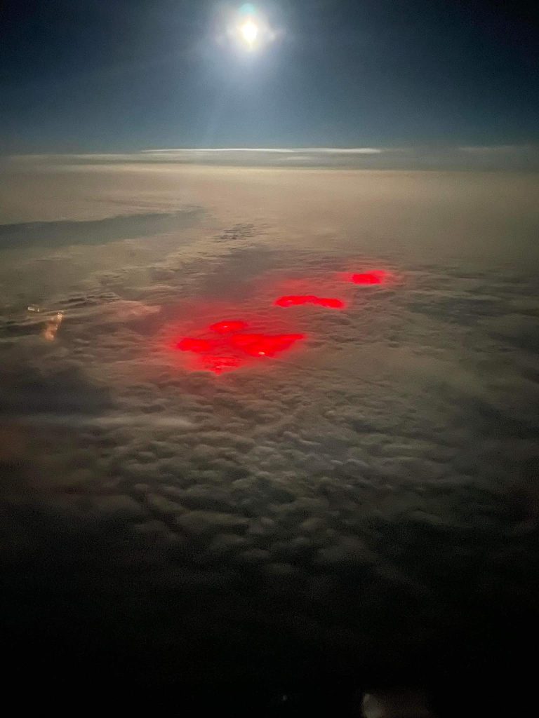 North Pacific mystery - Strange red glowing lights observed from commercial flight at 39,000 feet - No land around