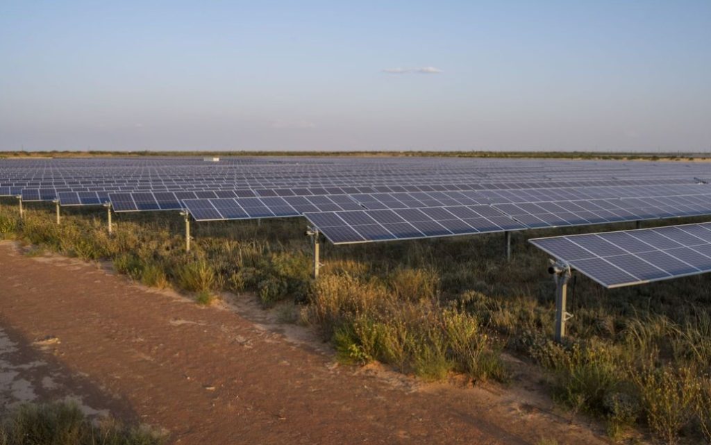 Solar farms like this one in Andrews County, Texas, are gobbling up prime farmland. Some observers see a long-term threat to the nation’s food supply. Matthew Busch