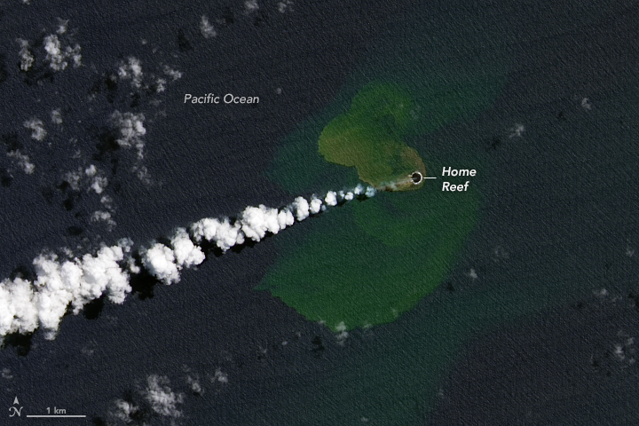 Новый остров образовался после извержения подводного вулкана Home Reef в Тонге.