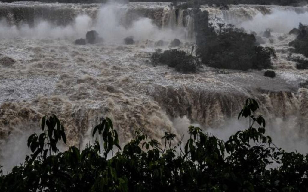 Игуасу, один из самых больших водопадов в мире, имеет почти в 10 раз больше обычного объема воды после проливных дождей на юге Бразилии.