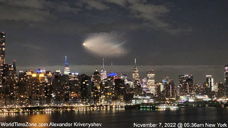 Вчера, 6 ноября, НАСА отменило первоначальный запуск Антареса из-за пожарной тревоги.  Вчера предполагаемая погода была намного лучше в районе трех штатов (Нью-Йорк), так что небо было бы лучше.  Из-за неблагоприятного прогноза погоды для района трех штатов для его пересмотренного окна запуска - 7 ноября (некоторые дожди и облачное небо) была неуверенность в том, что можно будет увидеть в утреннем небе над Манхэттеном.  Тем не менее, те, кто проснулся в 5:35 утра, увидели захватывающее шоу продолжительностью 30-40 секунд с удивительным спиральным паровым следом от отделившейся ракеты-носителя, наблюдаемой этим утром над Нью-Йорком.
