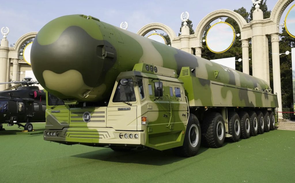 Китайская межконтинентальная баллистическая ракета Dong Feng-41: Китай в настоящее время имеет около 400 ядерных боеголовок.  Однако в новом отчете Пентагона говорится, что к 2035 году Китай приблизится к почти четырехкратному увеличению ядерного арсенала.