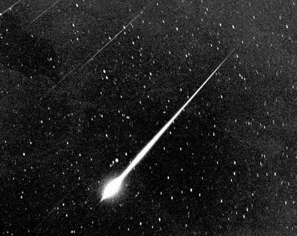 Каждые семь лет метеорные потоки Тауриды производят выброс особенно ярких метеоров в событии, известном как «рой огненных шаров».  О таких вспышках сообщалось как в 2015, так и в 2008 году, поэтому шансы на 2022 год высоки, говорит Американское метеорное общество.