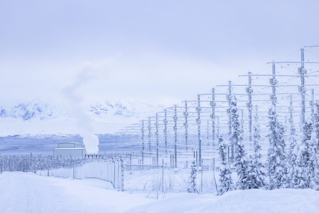 Фотография UAF/GI, сделанная Дж. Р. Анчетой. Когда температура падает до 40 градусов ниже нуля, морозный ландшафт окружает антенны на площадке Программы высокочастотных активных исследований полярных сияний в Гаконе, Аляска, 20 декабря 2022 года. HAARP провел прогон в этот день для подготовки к эксперименту по отскоку астероида 27 декабря.
