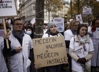 French doctors extend strike for another week over pay & working condit