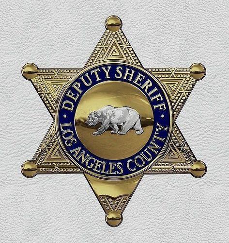 странные символы на значке помощника шерифа округа Лос-Анджелес
