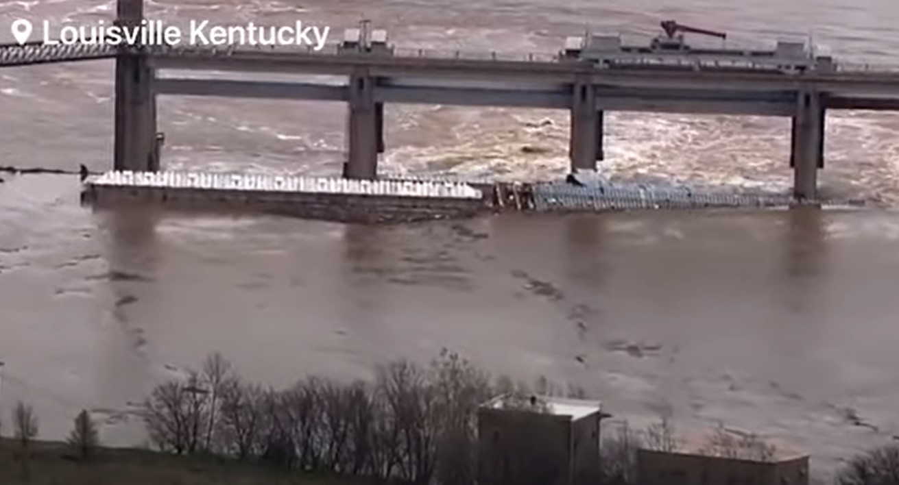 Люди перегородили реку. Плотина. Река Кентукки. Река Огайо. Разлив реки.