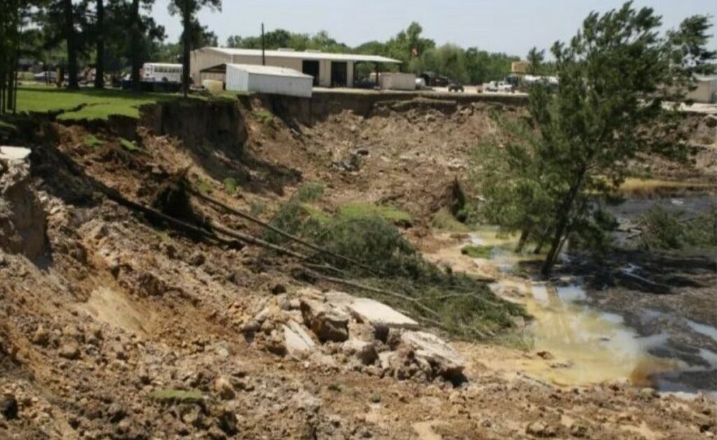 giant sinkhole terrifies residents of Daisetta, Texas
