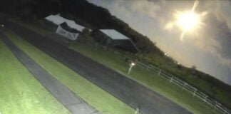Fireball explodes in bright flashes and sonic booms as it disintegrates across skies in North Island, New Zealand Meteor fireball triggers bright flashes and sonic booms as it travels across skies in North Island, New Zealand on June 3