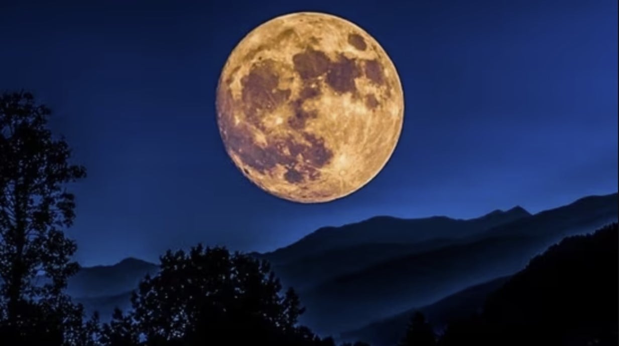 THE SUPER BLUE MOON on August 30 The biggest and brightest fullmoon of
