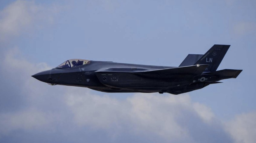 F-35 fighter lost - flies without pilot in US