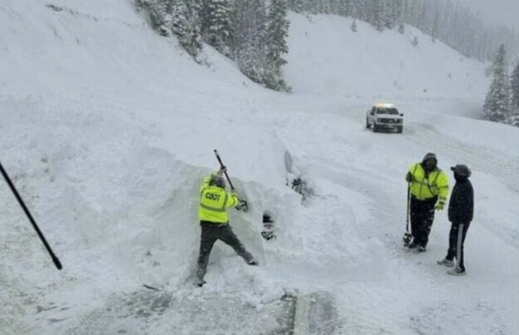 People buried in cars after freak avalanche in Colorado