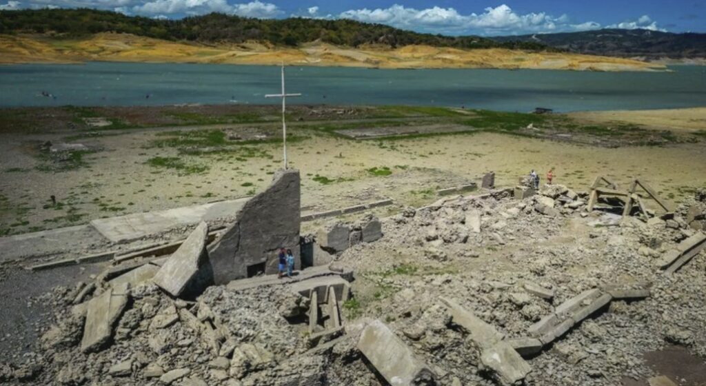 Philippines - Drought dries up dam to reveal centuries-old town