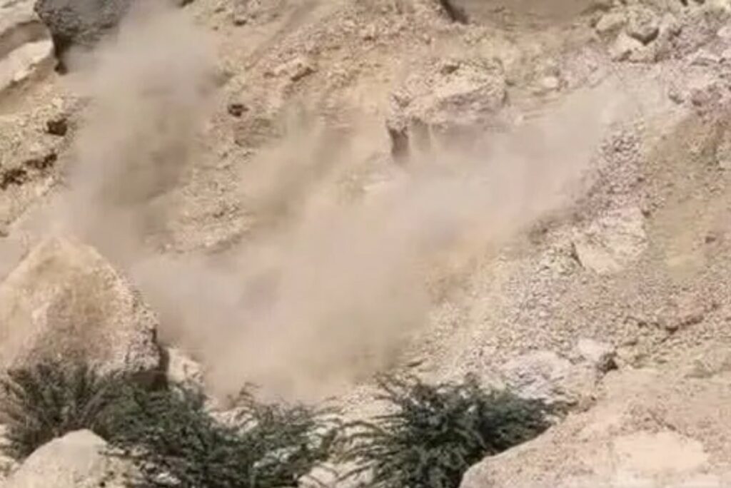 Yemen mountain collapse video