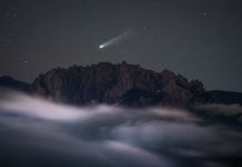 Floods in Alaska, Orca Stranding in Argentina, Volcano Awakening in Iran, and Generals Asking Chatbots For Strategy Advice – Strange News Digest Featured image for the Strange Sounds News Digests of October 17, 2025 A comet flying over a mountain in the US: